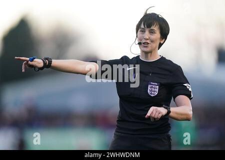 Match-Schiedsrichterin Elizabeth Simms während des fünften Rundenspiels im Adobe WFA Cup in Grange Park, Nottingham. Bilddatum: Sonntag, 11. Februar 2024. Stockfoto