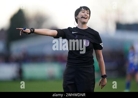 Match-Schiedsrichterin Elizabeth Simms während des fünften Rundenspiels im Adobe WFA Cup in Grange Park, Nottingham. Bilddatum: Sonntag, 11. Februar 2024. Stockfoto