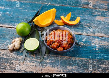 Traditionelles indisches Kürbis-Chutney mit Zitrone und Ingwer als Nahaufnahme in einer Designschüssel serviert Stockfoto