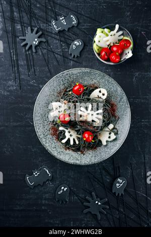 Traditionelle Halloween Kraken Spaghetti mit Dracula Spinnen Stockfoto