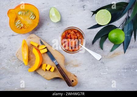 Traditionelles indisches Kürbis-Chutney mit Zitrone, serviert als Blick von oben in einer Dose Stockfoto