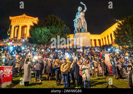 Lichtermeer für Demokratie unterhalb der Bavaria, Kundgebung gegen Rassismus, Antisemitismus und Hetze, Theresienwiese, München, 11. Februar 2024 Deutschland, München, 11. Februar 2024, Teilnehmer und Teilnehmerinnen unterhalb der Bavaria, bilden ein Lichtermeer für Demokratie , Kundgebung gegen Rassismus, Antisemitismus und Hetze, CA. 100,000 Teilnehmer mit Lichtern auf der Theresienwiese, ab 18 Uhr, Veranstalter Fridays for Future und ein breites Aktionsbündnis zivilgesellschaftlicher Initiativen und Organisationen, dabei Lichterkette e.V., Bellevue di Monaco, München ist bunt und viele meh Stockfoto