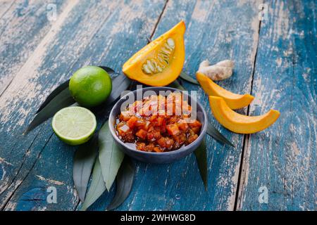 Traditionelles indisches Kürbis-Chutney mit Zitrone und Ingwer als Nahaufnahme in einer Designschüssel serviert Stockfoto