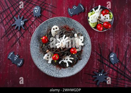 Traditionelle Halloween Kraken Spaghetti mit Dracula Spinnen Stockfoto