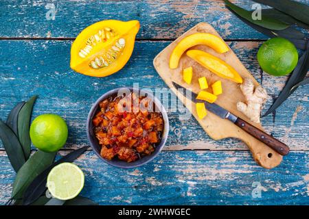 Traditionelles indisches Kürbis-Chutney mit Zitrone und Ingwer, serviert als Blick von oben in einer Design-Schüssel Stockfoto