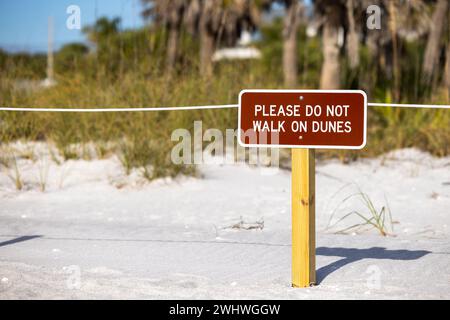 Gehen Sie nicht auf dem Sanddünen-Schild am weißen Sandstrand von Florida. Halten Sie sich von der Beschilderung im Dünenschutzgebiet der Golfküste fern. Stockfoto