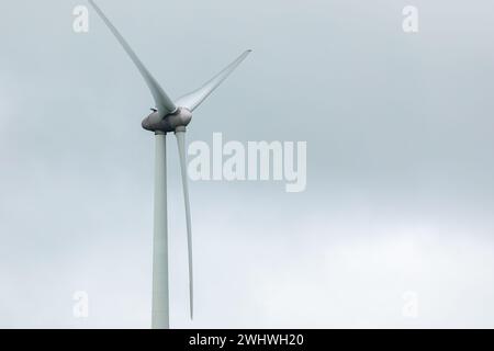 Nahaufnahme der Windturbinenblätter im Hintergrund des Himmels. Stockfoto