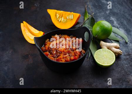 Traditionelles indisches Kürbis-Chutney mit Zitrone und Ingwer als Nahaufnahme in einer Designschüssel serviert Stockfoto