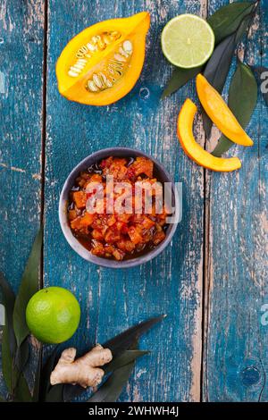 Traditionelles indisches Kürbis-Chutney mit Zitrone und Ingwer, serviert als Blick von oben in einer Design-Schüssel Stockfoto