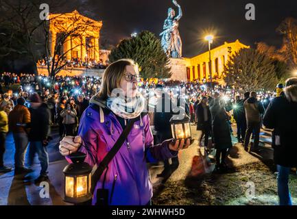 Teilnehmerin an der Bavaria, Lichtermeer für Demokratie, Kundgebung gegen Rassismus, Antisemitismus und Hetze, Theresienwiese, München, 11. Februar 2024 Deutschland, München, 11. Februar 2024, Teilnehmerin mit Laternen unterhalb der Bavaria, Lichtermeer für Demokratie, Kundgebung gegen Rassismus, Antisemitismus und Hetze, CA. 100,000 Teilnehmer mit Lichtern auf der Theresienwiese, ab 18 Uhr, Veranstalter Fridays for Future und ein breites Aktionsbündnis zivilgesellschaftlicher Initiativen und Organisationen, dabei Lichterkette e.V., Bellevue di Monaco, München ist bunt und viele mehr, *** Par Stockfoto