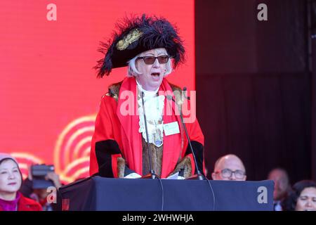 London, Großbritannien. Februar 2024. Patricia McAllister, Lord Mayor of Westminster, spricht während der chinesischen Neujahrsfeier am Trafalgar Square im Zentrum von London. Tausende von Menschen versammelten sich auf dem Trafalgar Square, um das Jahr des Drachen oder das chinesische Neujahr zu feiern. Quelle: SOPA Images Limited/Alamy Live News Stockfoto