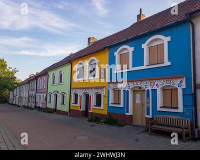 PRUSANKY, TSCHECHISCHE REPUBLIK - 18. MAI 2019: Bunte und dekorierte Weinkeller in Südmähren Stockfoto