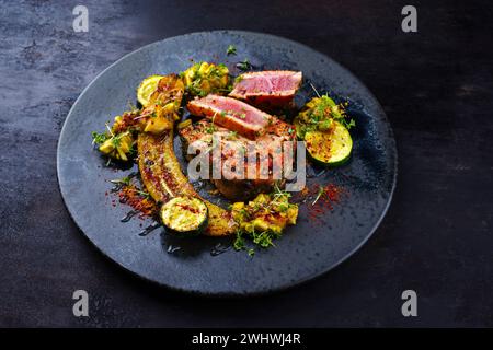 Frittiertes Gourmet-Thunfisch-Steak mit Banane Stockfoto