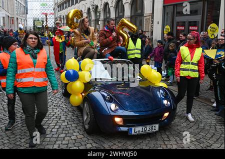 Leipzig - über 15 Umzugswagen und rund 400 Akteure: Tausende Besucher bei Rosensonntagsumzug 11.02.2024 gegen 14 Uhr Leipzig, Innenstadt Tausende Menschen haben am Sonntag an der Strecke gewartet, um den Leipziger Rosensonntagsumzug zu bestauen. Der verlief dieses Jahr erneut durch die Innenstadt vom Brühl zum Neuen Markt. Um 14 Uhr setzte sich der Korso aus über 15 Karnevalswagen mit viel Konfetti in Bewegung. Beteiligte waren etwa 400 Akteure. Auch trotz des Regenwetter war die Stimmung ausgelassen. Leipzig Sachsen Deutschland *** Leipzig über 15 Wagen und rund 400 Teilnehmer Tausende von Stockfoto