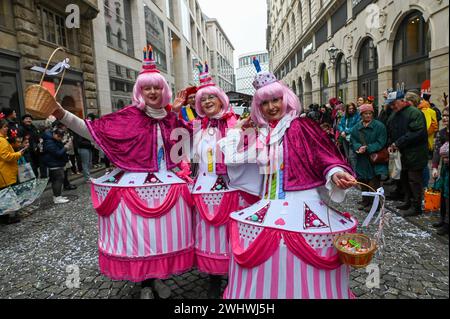 Leipzig - über 15 Umzugswagen und rund 400 Akteure: Tausende Besucher bei Rosensonntagsumzug 11.02.2024 gegen 14 Uhr Leipzig, Innenstadt Tausende Menschen haben am Sonntag an der Strecke gewartet, um den Leipziger Rosensonntagsumzug zu bestauen. Der verlief dieses Jahr erneut durch die Innenstadt vom Brühl zum Neuen Markt. Um 14 Uhr setzte sich der Korso aus über 15 Karnevalswagen mit viel Konfetti in Bewegung. Beteiligte waren etwa 400 Akteure. Auch trotz des Regenwetter war die Stimmung ausgelassen. Leipzig Sachsen Deutschland *** Leipzig über 15 Wagen und rund 400 Teilnehmer Tausende von Stockfoto