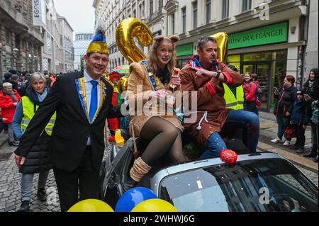 Leipzig - über 15 Umzugswagen und rund 400 Akteure: Tausende Besucher bei Rosensonntagsumzug 11.02.2024 gegen 14 Uhr Leipzig, Innenstadt Tausende Menschen haben am Sonntag an der Strecke gewartet, um den Leipziger Rosensonntagsumzug zu bestauen. Der verlief dieses Jahr erneut durch die Innenstadt vom Brühl zum Neuen Markt. Um 14 Uhr setzte sich der Korso aus über 15 Karnevalswagen mit viel Konfetti in Bewegung. Beteiligte waren etwa 400 Akteure. Auch trotz des Regenwetter war die Stimmung ausgelassen. Leipzig Sachsen Deutschland *** Leipzig über 15 Wagen und rund 400 Teilnehmer Tausende von Stockfoto