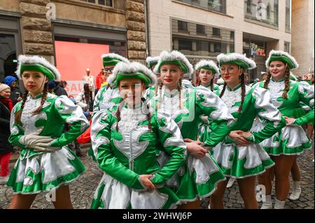 Leipzig - über 15 Umzugswagen und rund 400 Akteure: Tausende Besucher bei Rosensonntagsumzug 11.02.2024 gegen 14 Uhr Leipzig, Innenstadt Tausende Menschen haben am Sonntag an der Strecke gewartet, um den Leipziger Rosensonntagsumzug zu bestauen. Der verlief dieses Jahr erneut durch die Innenstadt vom Brühl zum Neuen Markt. Um 14 Uhr setzte sich der Korso aus über 15 Karnevalswagen mit viel Konfetti in Bewegung. Beteiligte waren etwa 400 Akteure. Auch trotz des Regenwetter war die Stimmung ausgelassen. Leipzig Sachsen Deutschland *** Leipzig über 15 Wagen und rund 400 Teilnehmer Tausende von Stockfoto