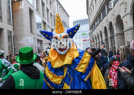 Leipzig - über 15 Umzugswagen und rund 400 Akteure: Tausende Besucher bei Rosensonntagsumzug 11.02.2024 gegen 14 Uhr Leipzig, Innenstadt Tausende Menschen haben am Sonntag an der Strecke gewartet, um den Leipziger Rosensonntagsumzug zu bestauen. Der verlief dieses Jahr erneut durch die Innenstadt vom Brühl zum Neuen Markt. Um 14 Uhr setzte sich der Korso aus über 15 Karnevalswagen mit viel Konfetti in Bewegung. Beteiligte waren etwa 400 Akteure. Auch trotz des Regenwetter war die Stimmung ausgelassen. Leipzig Sachsen Deutschland *** Leipzig über 15 Wagen und rund 400 Teilnehmer Tausende von Stockfoto