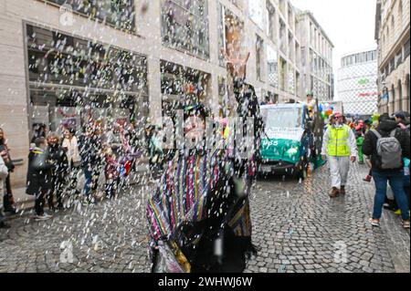 Leipzig - über 15 Umzugswagen und rund 400 Akteure: Tausende Besucher bei Rosensonntagsumzug 11.02.2024 gegen 14 Uhr Leipzig, Innenstadt Tausende Menschen haben am Sonntag an der Strecke gewartet, um den Leipziger Rosensonntagsumzug zu bestauen. Der verlief dieses Jahr erneut durch die Innenstadt vom Brühl zum Neuen Markt. Um 14 Uhr setzte sich der Korso aus über 15 Karnevalswagen mit viel Konfetti in Bewegung. Beteiligte waren etwa 400 Akteure. Auch trotz des Regenwetter war die Stimmung ausgelassen. Leipzig Sachsen Deutschland *** Leipzig über 15 Wagen und rund 400 Teilnehmer Tausende von Stockfoto