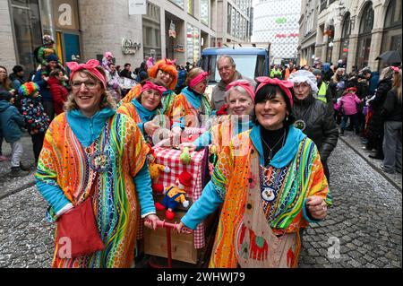 Leipzig - über 15 Umzugswagen und rund 400 Akteure: Tausende Besucher bei Rosensonntagsumzug 11.02.2024 gegen 14 Uhr Leipzig, Innenstadt Tausende Menschen haben am Sonntag an der Strecke gewartet, um den Leipziger Rosensonntagsumzug zu bestauen. Der verlief dieses Jahr erneut durch die Innenstadt vom Brühl zum Neuen Markt. Um 14 Uhr setzte sich der Korso aus über 15 Karnevalswagen mit viel Konfetti in Bewegung. Beteiligte waren etwa 400 Akteure. Auch trotz des Regenwetter war die Stimmung ausgelassen. Leipzig Sachsen Deutschland *** Leipzig über 15 Wagen und rund 400 Teilnehmer Tausende von Stockfoto