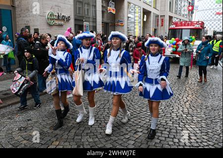 Leipzig - über 15 Umzugswagen und rund 400 Akteure: Tausende Besucher bei Rosensonntagsumzug 11.02.2024 gegen 14 Uhr Leipzig, Innenstadt Tausende Menschen haben am Sonntag an der Strecke gewartet, um den Leipziger Rosensonntagsumzug zu bestauen. Der verlief dieses Jahr erneut durch die Innenstadt vom Brühl zum Neuen Markt. Um 14 Uhr setzte sich der Korso aus über 15 Karnevalswagen mit viel Konfetti in Bewegung. Beteiligte waren etwa 400 Akteure. Auch trotz des Regenwetter war die Stimmung ausgelassen. Leipzig Sachsen Deutschland *** Leipzig über 15 Wagen und rund 400 Teilnehmer Tausende von Stockfoto