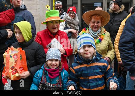 Leipzig - über 15 Umzugswagen und rund 400 Akteure: Tausende Besucher bei Rosensonntagsumzug 11.02.2024 gegen 14 Uhr Leipzig, Innenstadt Tausende Menschen haben am Sonntag an der Strecke gewartet, um den Leipziger Rosensonntagsumzug zu bestauen. Der verlief dieses Jahr erneut durch die Innenstadt vom Brühl zum Neuen Markt. Um 14 Uhr setzte sich der Korso aus über 15 Karnevalswagen mit viel Konfetti in Bewegung. Beteiligte waren etwa 400 Akteure. Auch trotz des Regenwetter war die Stimmung ausgelassen. Leipzig Sachsen Deutschland *** Leipzig über 15 Wagen und rund 400 Teilnehmer Tausende von Stockfoto