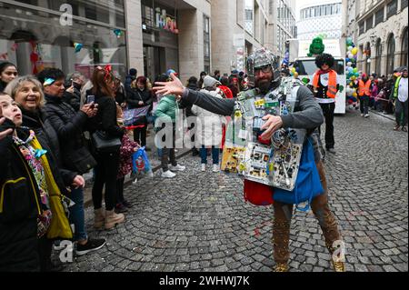 Leipzig - über 15 Umzugswagen und rund 400 Akteure: Tausende Besucher bei Rosensonntagsumzug 11.02.2024 gegen 14 Uhr Leipzig, Innenstadt Tausende Menschen haben am Sonntag an der Strecke gewartet, um den Leipziger Rosensonntagsumzug zu bestauen. Der verlief dieses Jahr erneut durch die Innenstadt vom Brühl zum Neuen Markt. Um 14 Uhr setzte sich der Korso aus über 15 Karnevalswagen mit viel Konfetti in Bewegung. Beteiligte waren etwa 400 Akteure. Auch trotz des Regenwetter war die Stimmung ausgelassen. Leipzig Sachsen Deutschland *** Leipzig über 15 Wagen und rund 400 Teilnehmer Tausende von Stockfoto