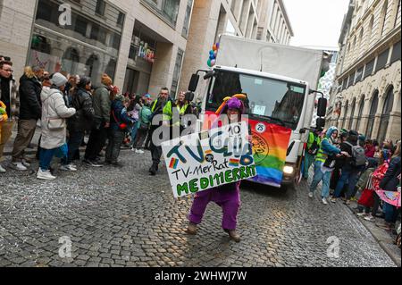 Leipzig - über 15 Umzugswagen und rund 400 Akteure: Tausende Besucher bei Rosensonntagsumzug 11.02.2024 gegen 14 Uhr Leipzig, Innenstadt Tausende Menschen haben am Sonntag an der Strecke gewartet, um den Leipziger Rosensonntagsumzug zu bestauen. Der verlief dieses Jahr erneut durch die Innenstadt vom Brühl zum Neuen Markt. Um 14 Uhr setzte sich der Korso aus über 15 Karnevalswagen mit viel Konfetti in Bewegung. Beteiligte waren etwa 400 Akteure. Auch trotz des Regenwetter war die Stimmung ausgelassen. Leipzig Sachsen Deutschland *** Leipzig über 15 Wagen und rund 400 Teilnehmer Tausende von Stockfoto