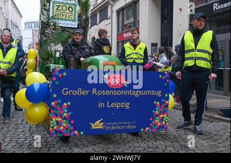 Leipzig - über 15 Umzugswagen und rund 400 Akteure: Tausende Besucher bei Rosensonntagsumzug 11.02.2024 gegen 14 Uhr Leipzig, Innenstadt Tausende Menschen haben am Sonntag an der Strecke gewartet, um den Leipziger Rosensonntagsumzug zu bestauen. Der verlief dieses Jahr erneut durch die Innenstadt vom Brühl zum Neuen Markt. Um 14 Uhr setzte sich der Korso aus über 15 Karnevalswagen mit viel Konfetti in Bewegung. Beteiligte waren etwa 400 Akteure. Auch trotz des Regenwetter war die Stimmung ausgelassen. Leipzig Sachsen Deutschland *** Leipzig über 15 Wagen und rund 400 Teilnehmer Tausende von Stockfoto