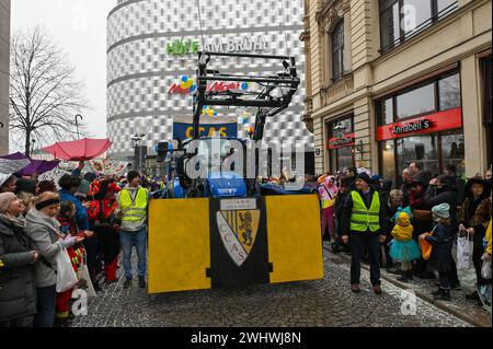 Leipzig - über 15 Umzugswagen und rund 400 Akteure: Tausende Besucher bei Rosensonntagsumzug 11.02.2024 gegen 14 Uhr Leipzig, Innenstadt Tausende Menschen haben am Sonntag an der Strecke gewartet, um den Leipziger Rosensonntagsumzug zu bestauen. Der verlief dieses Jahr erneut durch die Innenstadt vom Brühl zum Neuen Markt. Um 14 Uhr setzte sich der Korso aus über 15 Karnevalswagen mit viel Konfetti in Bewegung. Beteiligte waren etwa 400 Akteure. Auch trotz des Regenwetter war die Stimmung ausgelassen. Leipzig Sachsen Deutschland *** Leipzig über 15 Wagen und rund 400 Teilnehmer Tausende von Stockfoto