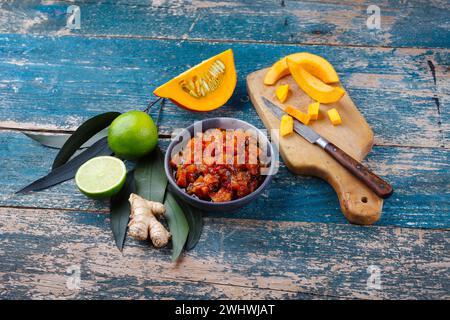 Traditionelles indisches Kürbis-Chutney mit Zitrone und Ingwer als Nahaufnahme in einer Designschüssel serviert Stockfoto