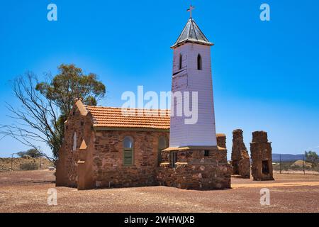 Die malerische Kapelle St. Hyacinth (1922) des Architekten John Hawes in Yalgoo, einer Goldminenstadt in Westaustralien. Steinkirche, hölzerner Glockenturm Stockfoto