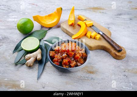 Traditionelles indisches Kürbis-Chutney mit Zitrone und Ingwer als Nahaufnahme in einer Designschüssel serviert Stockfoto