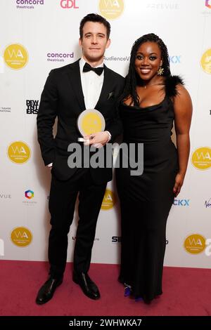 Luke Thompson, zusammen mit der Moderatorin Georgina Onuorah, mit seinem Preis für den besten Nebendarsteller in einem Stück bei den WhatsOnStage Awards im London Palladium. Bilddatum: Sonntag, 11. Februar 2024. Stockfoto