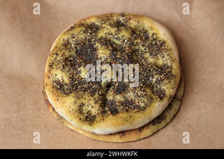 A zaatar mankouseh, das traditionelle libanesische Frühstück. Stockfoto