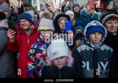Moskau, Russland. Februar 2024. Die Russen sehen beim Chinesischen Neujahrsfest in der Kamergersky Lane in Moskau eine Performance chinesischer Straßendarsteller Stockfoto