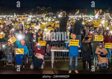 Lichtermeer für Demokratie, Kundgebung gegen Rassismus, Antisemitismus und Hetze, Theresienwiese, München, 11. Februar 2024 Deutschland, München, 11. Februar 2024, Lichtermeer für Demokratie, Kundgebung gegen Rassismus, Antisemitismus und Hetze, CA. 100,000 Teilnehmer mit Lichtern auf der Theresienwiese, ab 18 Uhr, Veranstalter Fridays for Future und ein breites Aktionsbündnis zivilgesellschaftlicher Initiativen und Organisationen, dabei Lichterkette e.V., Bellevue di Monaco, München ist bunt und viele mehr, *** Lichtermeer für Demokratie, Rallye gegen Rassismus, Antisemitismus und Hassrede, Stockfoto