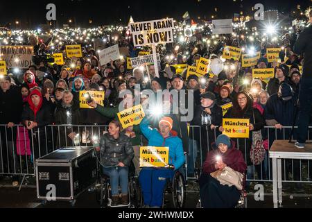 Lichtermeer für Demokratie, Kundgebung gegen Rassismus, Antisemitismus und Hetze, Theresienwiese, München, 11. Februar 2024 Deutschland, München, 11. Februar 2024, Lichtermeer für Demokratie, Kundgebung gegen Rassismus, Antisemitismus und Hetze, CA. 100,000 Teilnehmer mit Lichtern auf der Theresienwiese, ab 18 Uhr, Veranstalter Fridays for Future und ein breites Aktionsbündnis zivilgesellschaftlicher Initiativen und Organisationen, dabei Lichterkette e.V., Bellevue di Monaco, München ist bunt und viele mehr, *** Lichtermeer für Demokratie, Rallye gegen Rassismus, Antisemitismus und Hassrede, Stockfoto