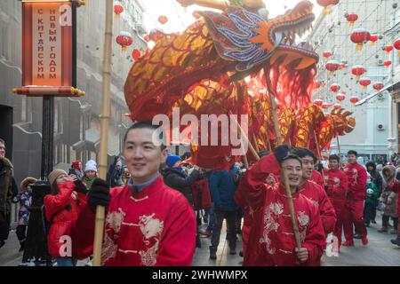 Moskau, Russland. Februar 2024. Während des chinesischen Neujahrsfestes in Moskau in der Kamergersky Lane, Russland, spielen Künstler einen Drachentanz während des chinesischen Neujahrsfestes Stockfoto
