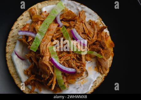 Tostada mit mexikanischem Huhn Tinga, Tinga de Pollo Stockfoto