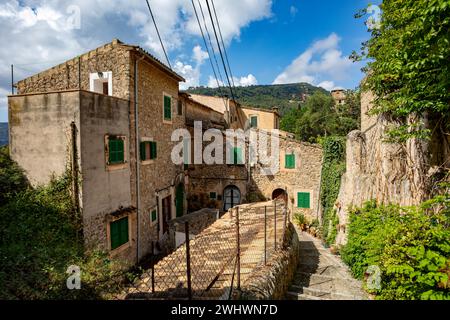 Enge Gassen im historischen Zentrum der Stadt Valldemossa, Balearen Mallorca Spanien. Stockfoto