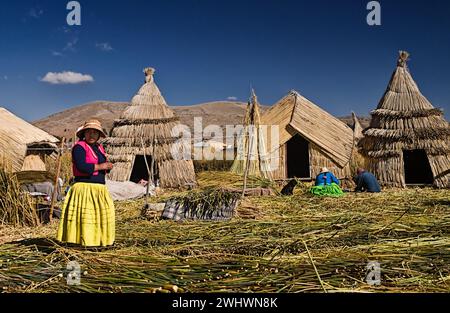 Andenfrauen in bunten traditionellen Kostümen auf der Insel Taipi Kile im Titicacasee, Uros, Puno, Peru. Stockfoto