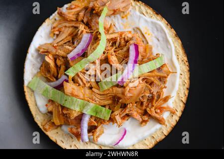 Tostada mit mexikanischem Huhn Tinga, Tinga de Pollo Stockfoto