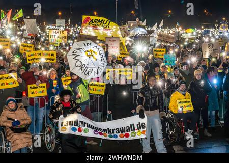 Lichtermeer für Demokratie, Kundgebung gegen Rassismus, Antisemitismus und Hetze, Theresienwiese, München, 11. Februar 2024 Deutschland, München, 11. Februar 2024, Lichtermeer für Demokratie, Kundgebung gegen Rassismus, Antisemitismus und Hetze, CA. 100,000 Teilnehmer mit Lichtern auf der Theresienwiese, ab 18 Uhr, Veranstalter Fridays for Future und ein breites Aktionsbündnis zivilgesellschaftlicher Initiativen und Organisationen, dabei Lichterkette e.V., Bellevue di Monaco, München ist bunt und viele mehr, *** Lichtermeer für Demokratie, Rallye gegen Rassismus, Antisemitismus und Hassrede, Stockfoto