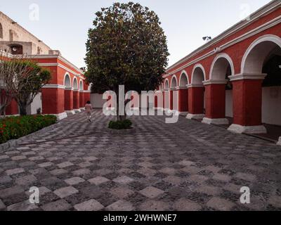 Das Innenkloster des Klosters Santa Catalina bei Sonnenuntergang in der weißen Stadt Arequipa, Peru. Stockfoto