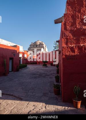 Farbenfrohe Häuser im Kloster Santa Catalina in der Stadt Arequipa, Peru. Stockfoto