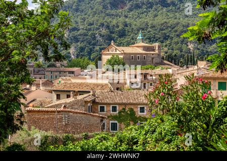 Enge Gassen im historischen Zentrum der Stadt Valldemossa, Balearen Mallorca Spanien. Stockfoto