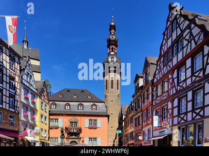 Marktplatz mit Fachwerkhäusern und der Pfarrkirche St. Martin, Cochem, Deutschland Stockfoto