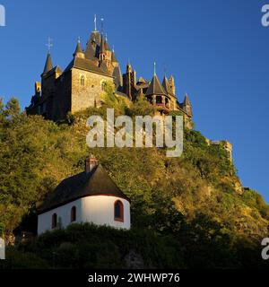 Reichsburg und St. Rochus-Pestkapelle, Cochem, Rheinland-Pfalz, Deutschland, Europa Stockfoto