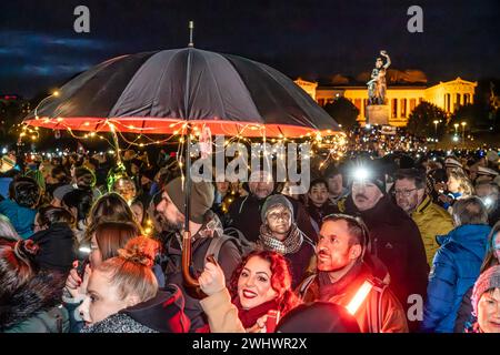 Lichtermeer für Demokratie, Kundgebung gegen Rassismus, Antisemitismus und Hetze, Theresienwiese, München, 11. Februar 2024 Deutschland, München, 11. Februar 2024, Teilnehmerin mit beleuchtetem Regenschirm, Lichtermeer für Demokratie, Kundgebung gegen Rassismus, Antisemitismus und Hetze, CA. 100,000 Teilnehmer mit Lichtern auf der Theresienwiese, ab 18 Uhr, Veranstalter Fridays for Future und ein breites Aktionsbündnis zivilgesellschaftlicher Initiativen und Organisationen, dabei Lichterkette e.V., Bellevue di Monaco, München ist bunt und viele mehr, *** Lichtermeer für Demokratie, Rallye aga Stockfoto